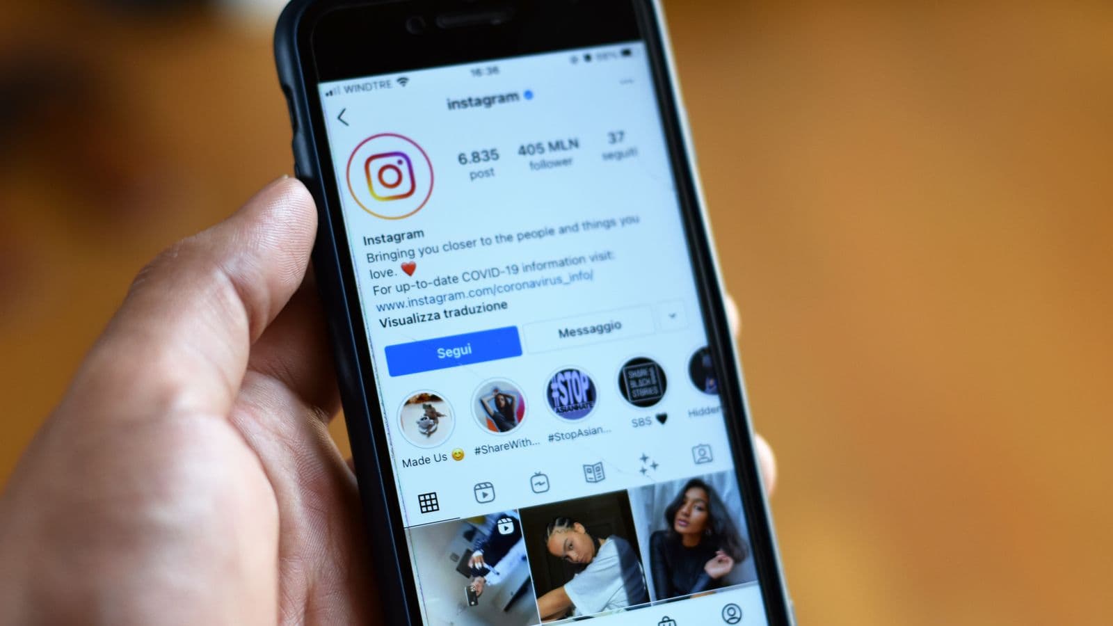 ξενοδόχος εξετάζει verified creators σε μια matching platform