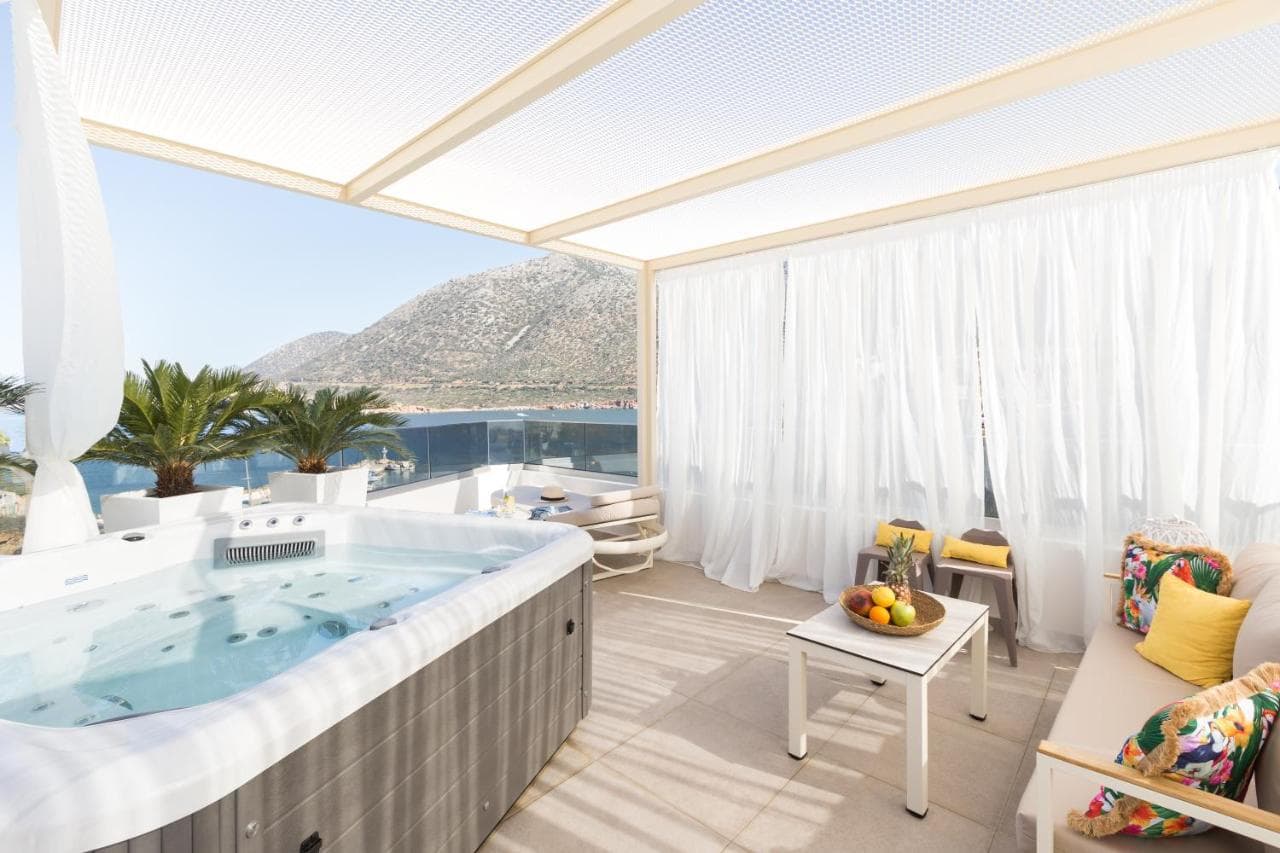 Villa Iris, beachfront, with jacuzzi, up to 9 guests, Mpali beach, Rethymno!
