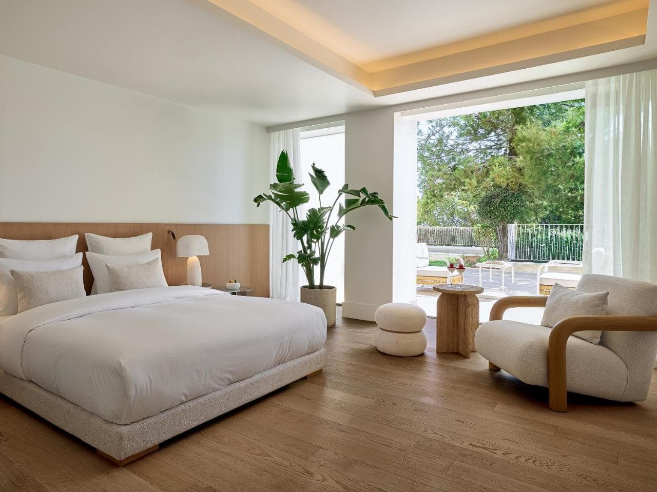 The Roc Club, A Hotel to Live