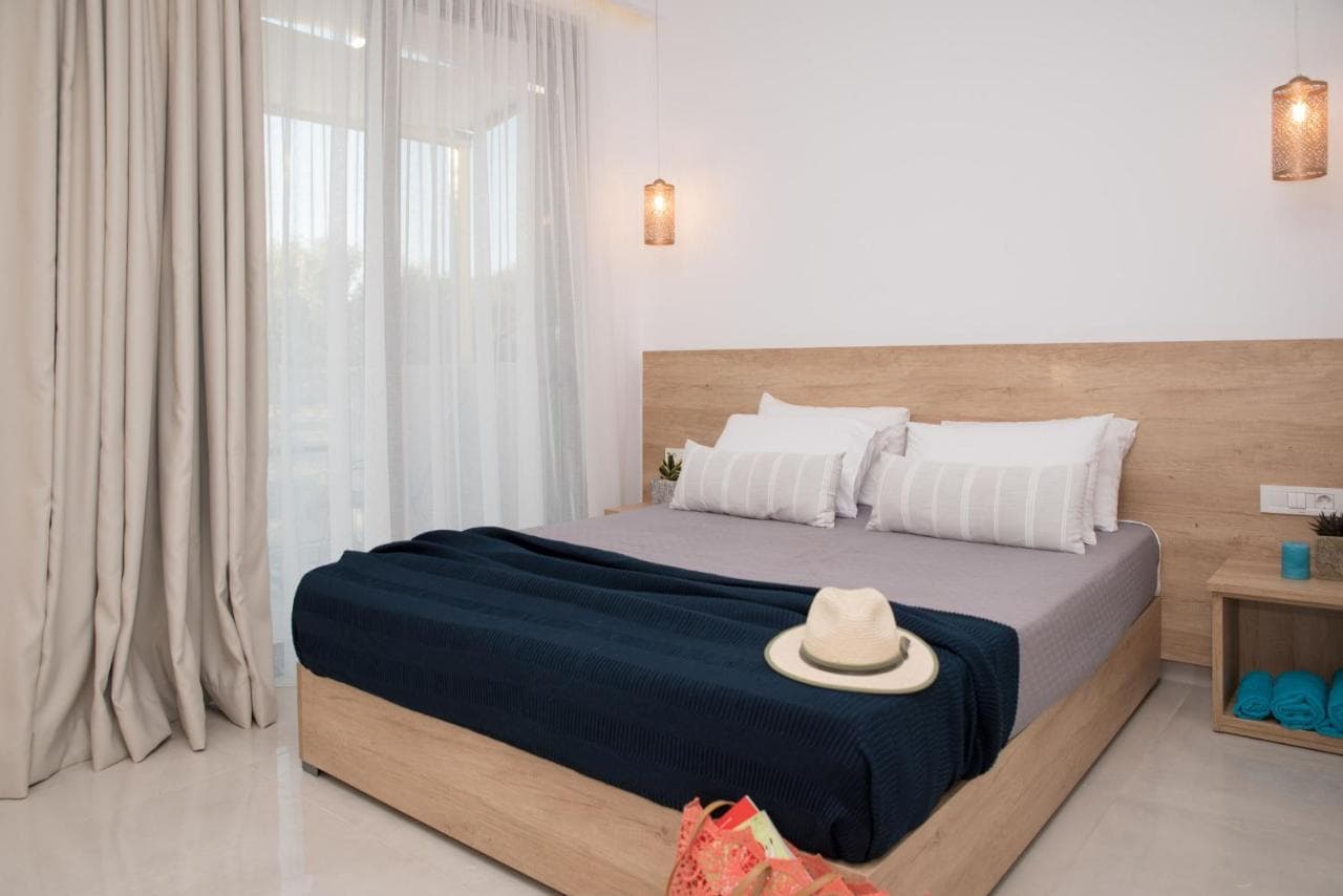 Aphrodite Studios & Suites - 140m from the beach, by ZanteWize